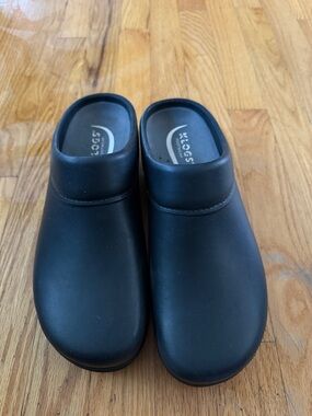 Klogs Black Slip-On  Clogs